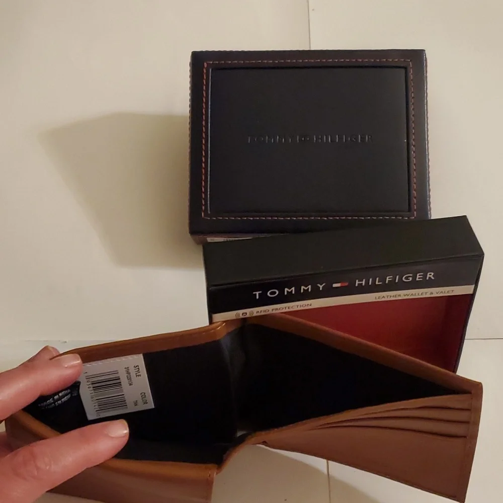 New in box Tommy Hilfiger Resl Leather mens tan wallet